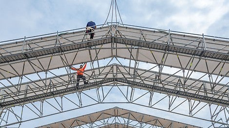 Walkways on the LGS Weather Protection Roof provide extremely safe access along the truss girder - no personal protective equipment against falling is required.