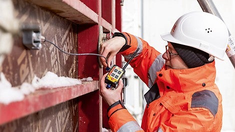 Für die Übertragung der Messwerte werden die Sensoren anschließend mit einem ISC Druckknoten verbunden, der direkt an der Schalung befestigt werden kann.