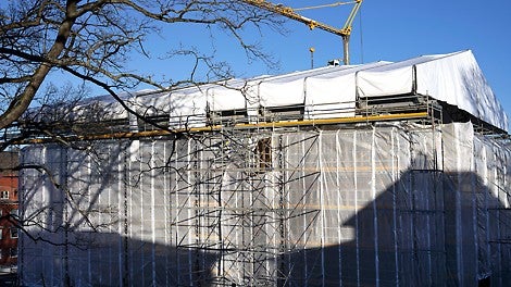 Helhetslösning med PERI UP arbetsställning och väderskyddstak