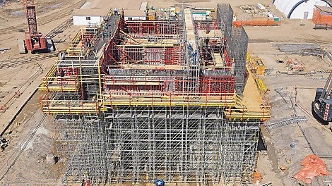 As side formwork for the enormous, up to 4 m high beams, TRIO panel formwork was used. PERI UP Rosett and MULTIFLEX formed the supporting structure.