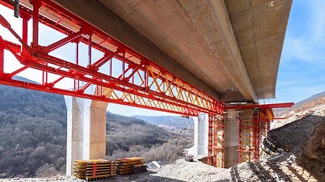 Oplata projektovana korišćenjem elemenata VARIOKIT modularnog sistema za inženjersku gradnju omogućila je izvođenje glavnog nosača kompleksne geometrije na licu mesta.