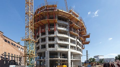 Iga VARIO paneeli liigutati koos RCS platvormiga 50 cm võrra edasi ülespoole. <br/>(Foto: PERI GmbH)<br/><br/>