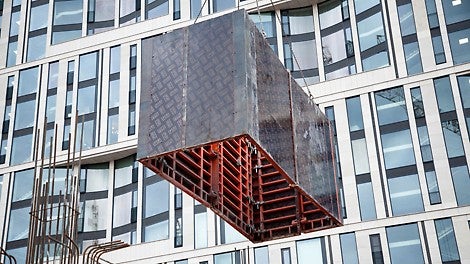 Индивидуальное решение. Высокое качество бетонной поверхности и рисунок без стыков, благодаря свободному выбору фанеры. 