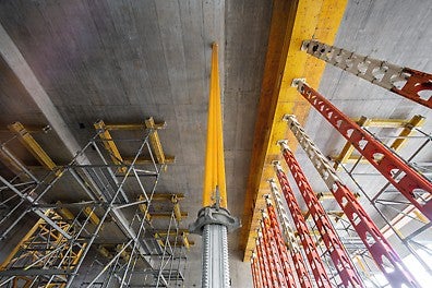 Die Auswahl der geeigneten Tragsysteme hatte einen großen Anteil am Projekterfolg: MULTIPROP Alu-Deckenstützen, Schwerlaststützen HD 200 und das PERI UP Traggerüst trugen hohe Linien- und Flächenlasten über teils große Höhen zuverlässig ab.<br/>(Foto: PERI Deutschland)<br/>