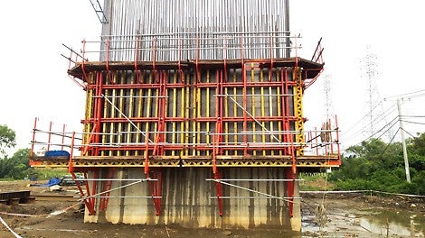 The CB VARIO GT 24 is rigidly fixed to the CB Climbing system. Here is the completely installed system waiting for the next casting.<br/>