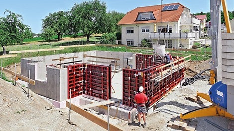 In the municipality of Dußlingen, south of Tübingen, the building contractor is using the MAXIMO 270 panel formwork in the construction of a single-family house for forming the basement walls.