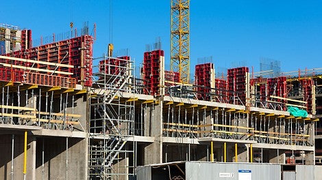 Отверстия под тяжи опалубки TRIO MR и классической TRIO находятся на одном уровне, поэтому щиты даже разных высот можно устанавливать друг напротив друга. Системы можно также комбинировать в продольном направлении, соединяя их замками.