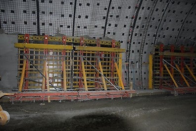 Трите носещи рамки дават нужната коравина и устойчивост на кофража за необходимата висока скорост на бетониране