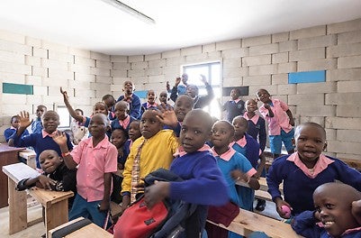 TwistBlock Moulds, un innovador sistema de encofrado para la producción de bloques de concreto, desempeñó un papel clave en la construcción de una escuela en Nairobi y es una de las formas en que PERI impulsa la sostenibilidad. PERI patrocina la construcción de una escuela cada año.