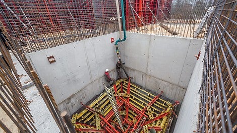 Projektspezifisch geplante und vorgefertigt, auf die Baustelle angelieferte Trichterschalung.