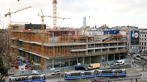 Zaplecze magazynowe PERI zapewnia szybkie i terminowe dostawy sprzętu.