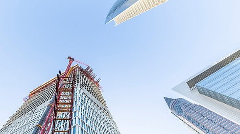 Mit rund 190 m Höhe und 49 Stockwerken reiht sich das neue Büro- und Hotelhochhaus ONE by CA Immo in die Skyline der Mainmetropole Frankfurt ein.
