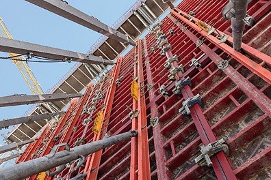 Die MAXIMO Wandschalung bildet mit VARIOKIT Systembauteilen, RS Richtstützen und der MXK Arbeitsbühne zusammenhängende Einheiten.