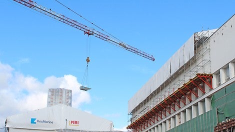 VGK-reunapalkkikonsolit toimivat tasoina pääkatsomon ulkopuolisille telineille, jotka kannattelevat sääsuojaa.<br/>