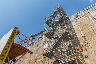 Die Bautreppe lässt sich entweder in ein bestehendes PERI UP Fassadengerüst integrieren oder als eigenständige Gerüsttreppe nutzen.<br/>