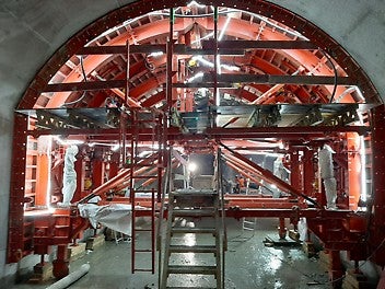 Coffrages acier pour le tunnel EOLE à La Défense : galerie d’accès pour le prolongement de la ligne EOLE du réseau de transport francilien.