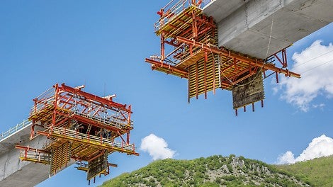 Levi, desni i središnji deo glavnog nosača podeljeni su u 64 betonske sekcije i istovremeno realizovani korišćenjem četiri VBC krletke za slobodno-konzolnu gradnju.