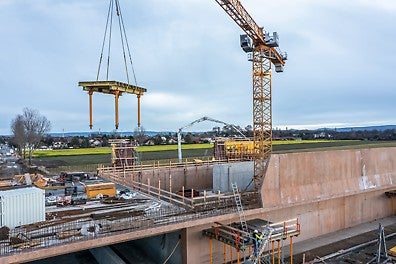 Das MULTIFLEX Standarddeckentisch-System mit VT20 Schalungsträgern und MULTIPROP Stützen wird als eine Einheit per Kran versetzt.