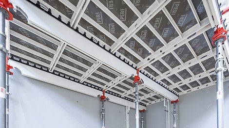 Le coffrage de dalles SKYDECK est disponible en usine avec le panneau de coffrage ROBU B. Vous pouvez également équiper votre matériel existant avec ROBU B.