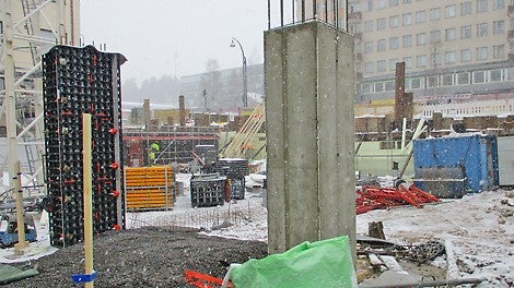 DUO:lla valettu, sekä valua odottava pilari.