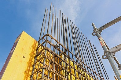 Für die Ortbetonwände mit Sichtbetonklasse SB3 wurde die MAXIMO Struktur Rahmenschalung verwendet, die werkseitig mit 3S-Schalungsplatten belegt war.<br/>(Foto: PERI Deutschland)<br/>