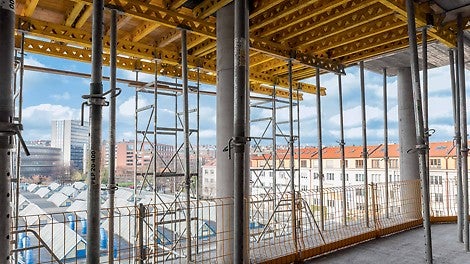 Podepření stropního bednění bylo prováděno stojkami PEP, u vyšších světlých výšek podpěrnými věžemi ST 100.