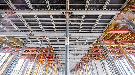 Die PERI Deckenschalungslösung mit der SKYDECK Paneel-Deckenschalung und VARIODECK Deckentischen minimierte zeitaufwendige Passflächenausgleiche.