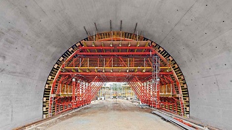 根据需要，可结合派利其他系统的组件对VARIOKIT方案进行补充，例如上图是HD200高强塔架、PROKIT EP110防坠落护栏与 VARIOKIT组合的施工方案。