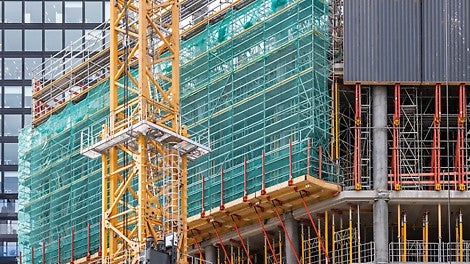 Mit PERI Kletterschutzwänden wurden die Absturzkanten der oberen Geschosse der Türme lückenlos umschlossen. Das Personal war dadurch zu jeder Zeit gegen Absturz sowie vor herabfallenden Gegenständen gesichert und gleichzeitig vor starkem Wind geschützt. 