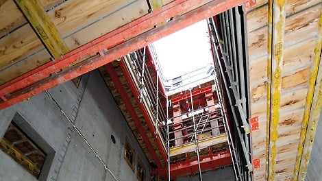 The rail-guided climbing formwork scored points with its hydraulic drive, large climbing units, high lifting force and rapid processes, which meant that a concreting cycle of just one week per storey could be achieved.
