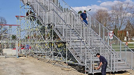 Bundeswehr, Feuerwehr und Technisches Hilfswerk errichteten die PERI UP Treppen- und Brückenkonstruktion in wenigen Tagen – unter Anleitung eines erfahrenen PERI Supervisors.