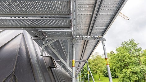 Die umlaufend schräge Attikaausbildung erforderte eine innenseitige Verbreiterung um 1,00 m. 67-cm-Konsolen und 33-cm-Auflagen wurden zu Doppelkonsolen direkt aneinandergereiht.