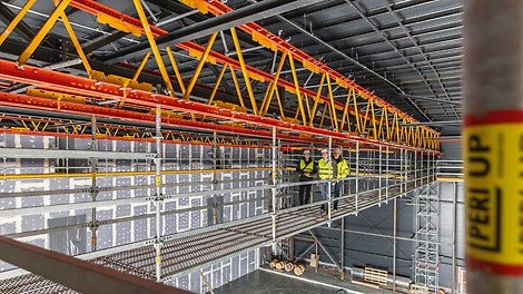 Die Kombinierbarkeit der beiden Baukastensysteme PERI UP und VARIOKIT schafft nahezu unbegrenzte Möglichkeiten im Gerüstbau.