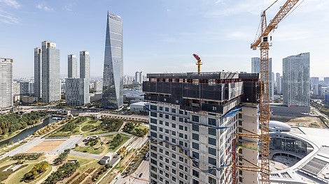 Hydraulický agregát RCS MAX a šplhací kolejnice RCS MAX jsou bez problému kombinovatelné se stávajícími díly RCS a zajišťují tak optimální nasazení systému. (Foto: PERI SE)