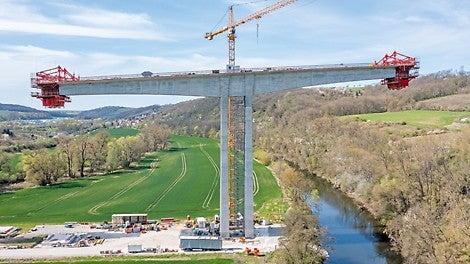 Im Freivorbauverfahren wächst der Überbau beidseitig in jeweils 14 Takten mit einer Regeltaktlänge von 5,75 m nach außen und über die Saale.