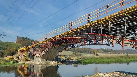 Konzoly SRU vytvořené ze závor SRU a podpěrných vřeten SLS.