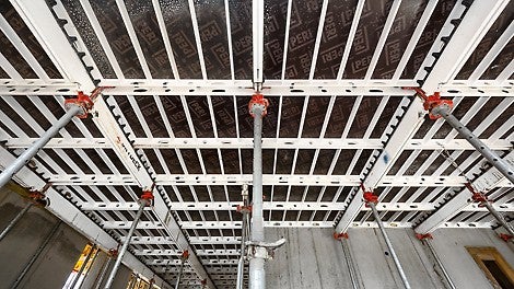 Mit der alu-leichten Paneel-Deckenschalung SKYDECK konnten alle Geschossdecken systematisch und einfach geschalt werden. Der Fallkopf erlaubte frühes Ausschalen, verkürzte die Taktzeiten und verringerte die Vorhaltemenge.