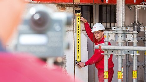 Die PERI UP Schwerlaststützen wurden – messtechnisch überwacht – in 25-kN-Schritten bis zum Pfeilerabriss vorgespannt.<br/>