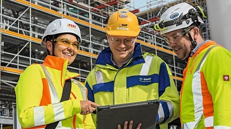 Unser Leistungsangebot im Bereich der Projektunterstützung reicht von der Ausarbeitung von Machbarkeitsstudien für besonders herausfordernde Projekte, über die Materialvermietung für Bedarfsspitzen, bis hin zu Reinigungs- und Reparaturleistungen für kundeneigenes Material. Unser enges Netz an Logistikstandorten sichert die schnelle Materialverfügbarkeit für jedes Projekt. Wir stellen unser Systemgerät auch in unseren Mietparks bereit und bieten unseren Kunden damit eine wirtschaftliche Option für Bedarfsspitzen oder spezielle Projektaufgaben.