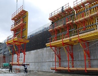 CB240クライミング作業足場の吊込み