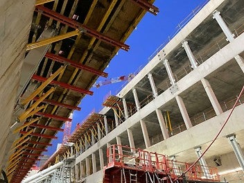 Gare de la Porte Maillot à Paris : l’une des nouvelles gares les plus complexes du Grand Paris Express. PERI a fourni de nombreux systèmes sur l’ensemble du chantier de la Porte Maillot : coffrages TRIO, manuportable universel DUO, coffrages spécifiques VARIO, étais MULTIPROP, etc. et son expertise en ingénierie.<br/>(Photo : PERI France)<br/>