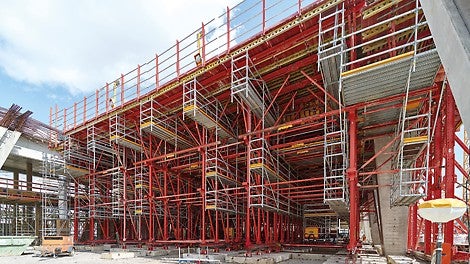 Pro splnění požadavků na bezpečnost práce byly všechny přístupy na pracovní plošiny v bednicím voze vytvořeny ze stavebnice lešení PERI UP.<br/>(Foto: PERI SE)<br/>