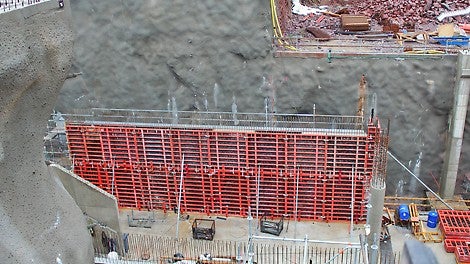 Urheilupuiston asema rakennetaan avokaivannon pohjalle. Sen laiturihalli on vain 27 m katutason alapuolella. Kuvan työvaihe syyskuussa 2014.