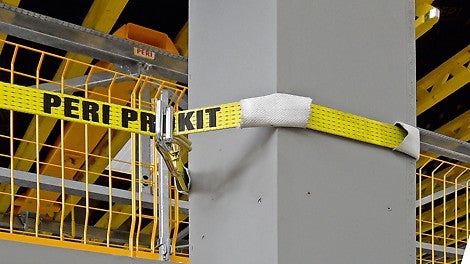 Pro zabránění poškození hran slouží plastová hadice, která se natáhne přes upínací popruh.