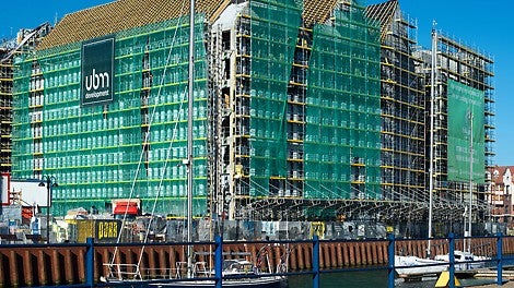 Lekkie i szybkie w montażu rusztowanie ramowe PERI UP Easy do bezpiecznego wykonywania robót fasadowych. Fot. Wojciech Dziedzic