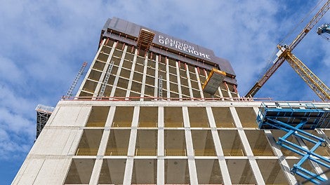 Eine weithin sichtbare RCS Kletterschutzwand schützte und beschleunigte die Rohbauarbeiten in den jeweils obersten Geschossen.