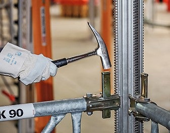 Une connexion par pince à l&#039;aide d&#039;un marteau et un positionnement des cadres adaptés selon la charge à reprendre.