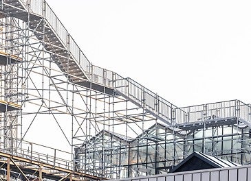 Una característica especial del diseño de la escalera es el ángulo de 90 grados que forma alrededor del edificio.<br/>(Foto: PERI SE)