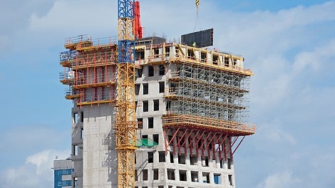 &lt;p&gt;Nasazen&amp;iacute; hydraulicky posuvn&amp;yacute;ch&amp;nbsp;l&amp;aacute;vek&amp;nbsp;s připojen&amp;yacute;m stěnov&amp;yacute;m bedněn&amp;iacute;m na stavbě nejvy&amp;scaron;&amp;scaron;&amp;iacute; budovy v Česk&amp;eacute; republice bylo ide&amp;aacute;ln&amp;iacute;m ře&amp;scaron;en&amp;iacute;m jak z hlediska BOZP, tak i z hlediska n&amp;aacute;roků na jeř&amp;aacute;by.&amp;nbsp;&lt;/p&gt;<br/>