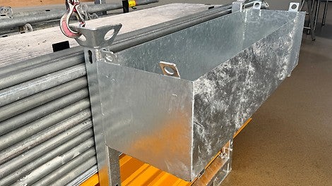 Die modulare Vario Box lässt sich mit Anbauteilen wie einem Korb für Kleinteile flexibel erweitern.